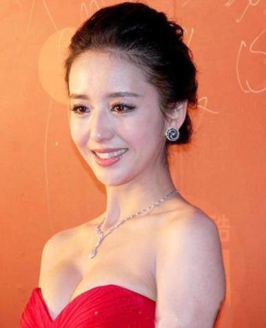 佟丽娅:父亲让她卑微,婚后容忍老公出轨,离婚后勇敢做自己