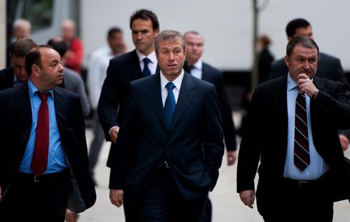 应该谴责而不是赞美，英媒呼吁蓝军球迷攻击阿布，想体面离开都难