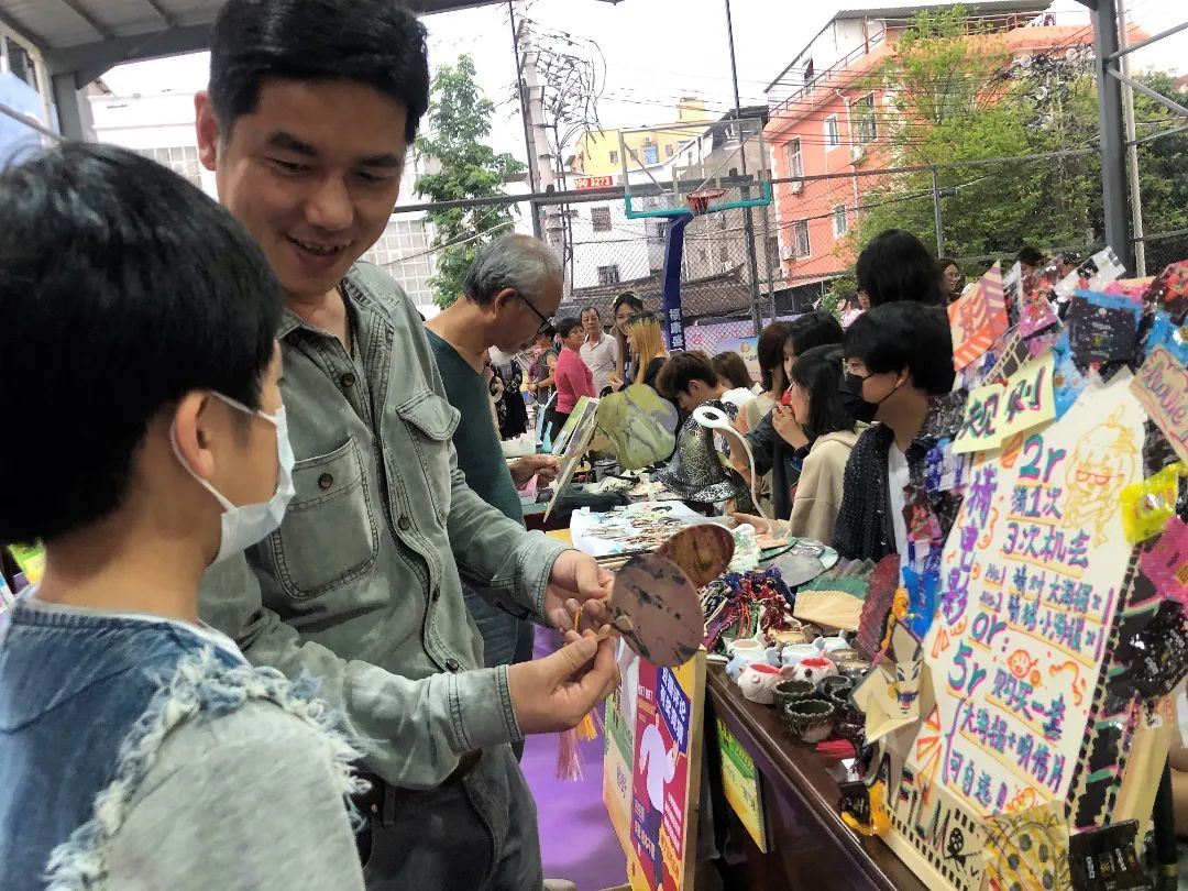 好吃又好玩！大学生和村民一起“摆摊”，现场太热闹......