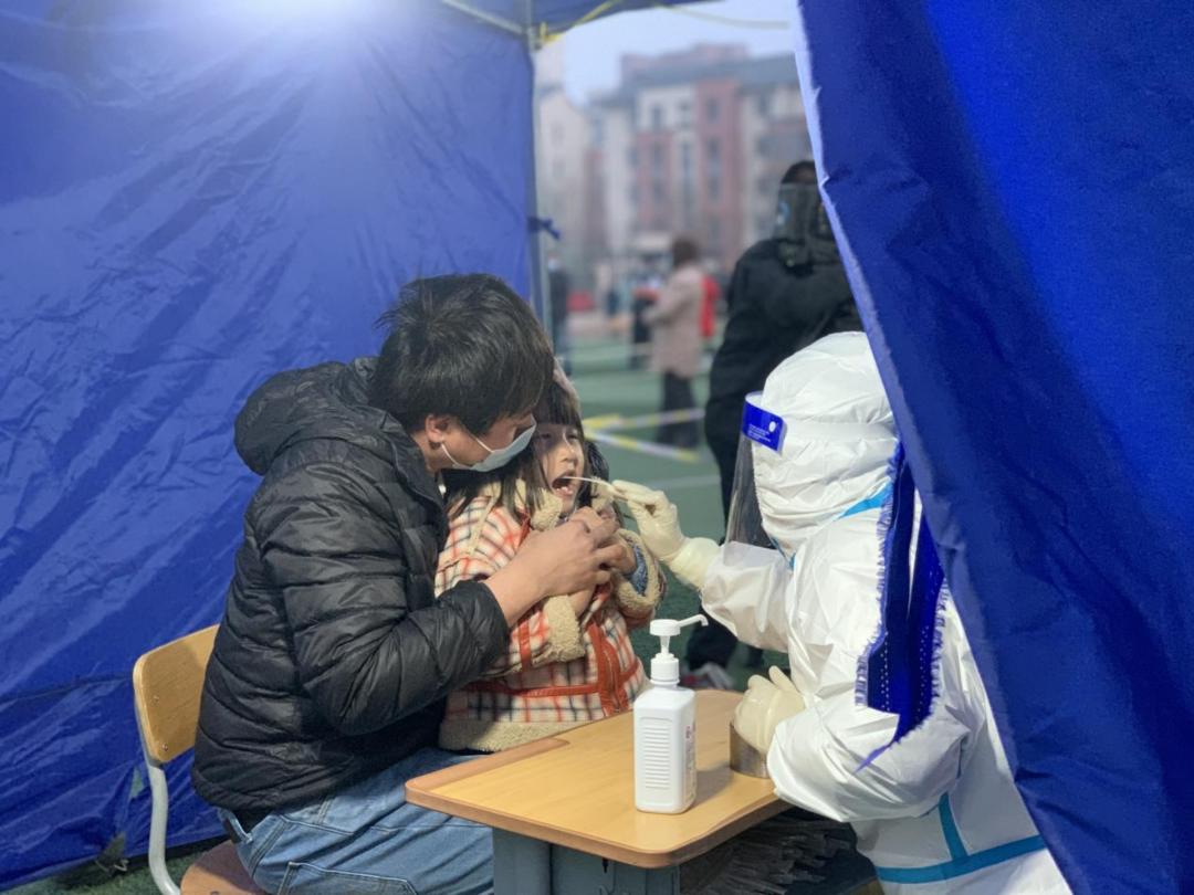 高效有序街道开展全员核酸检测,井然有序的核酸检测现场