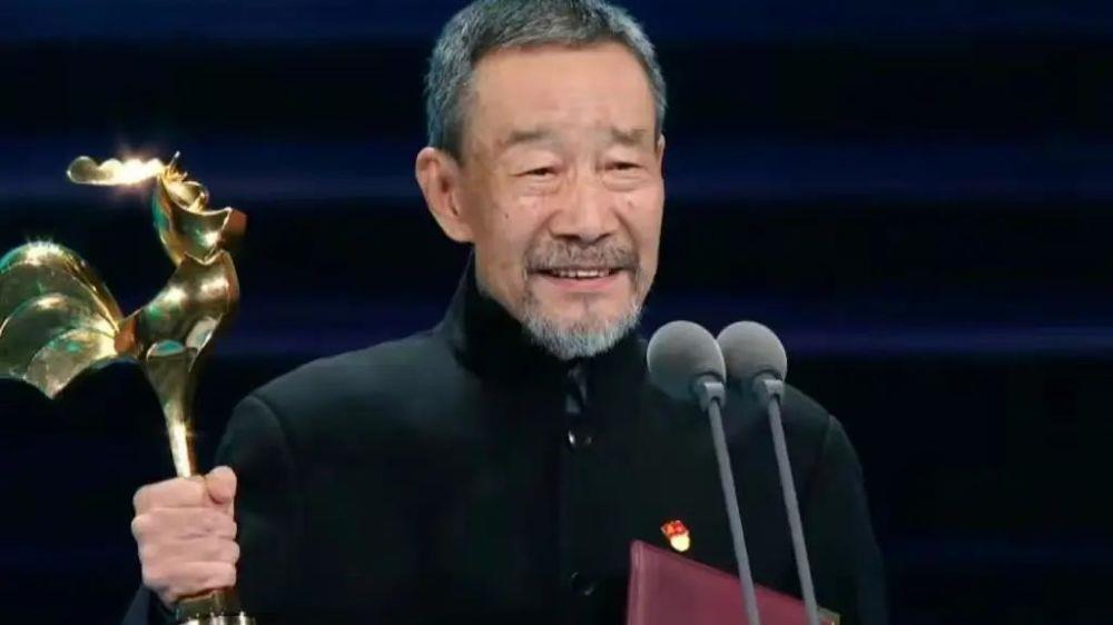 何赛飞获奖后与梁朝伟握手视频,梁朝伟何赛飞金鸡奖