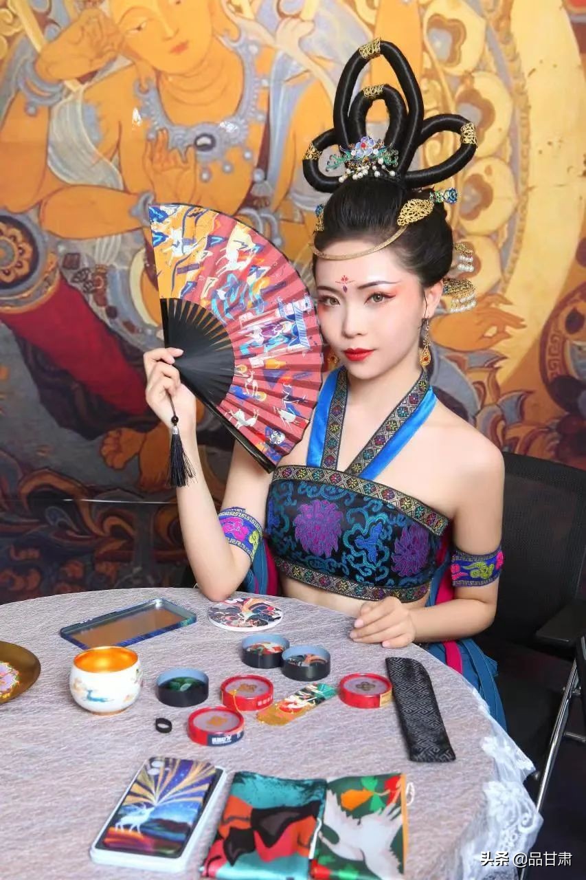 敦煌遇见飞天小姐姐,带你走进敦煌莫高窟