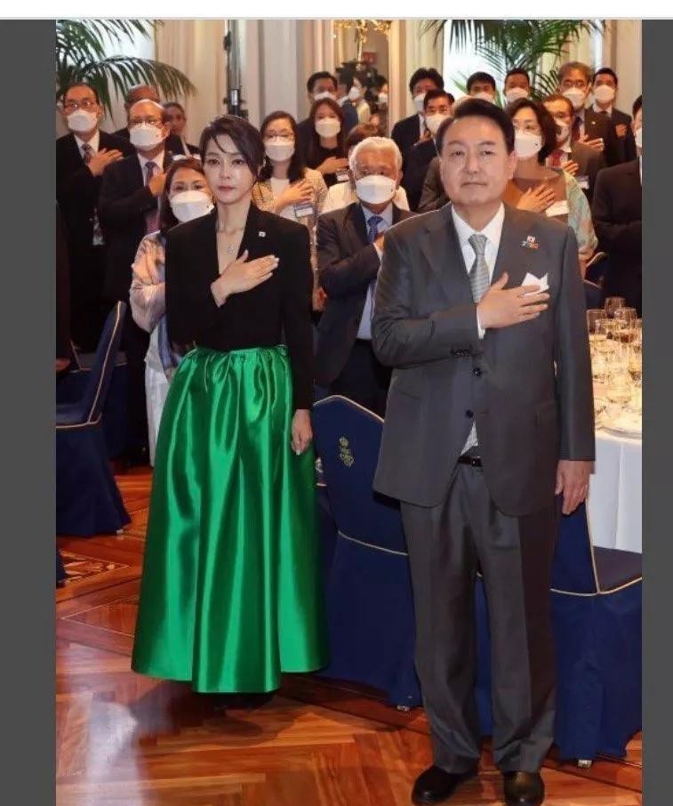 韩国第一夫人衣服穿搭,韩国第一夫人服饰亮色