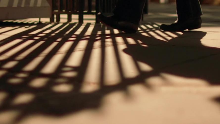 乘客坐公交摔骨折司机赔偿,乘客坠亡案司机获刑1年