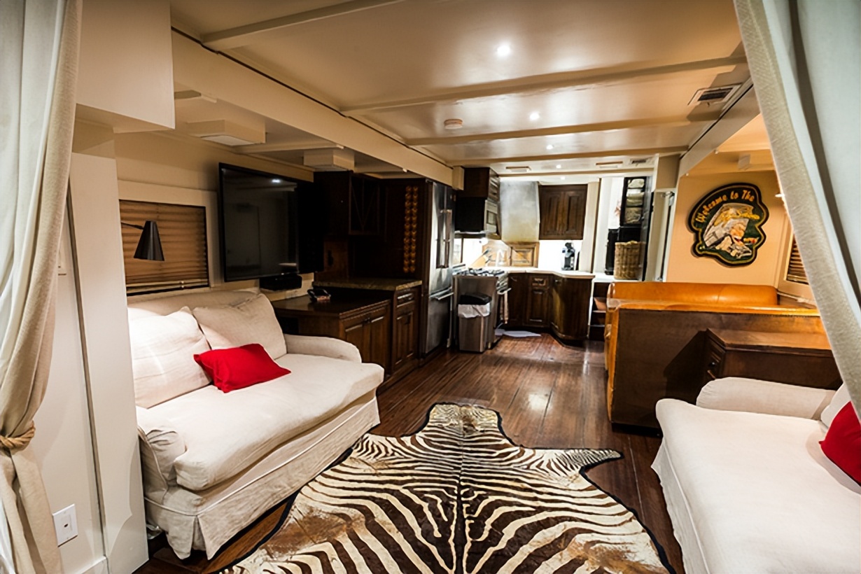 双层超豪华顶级房车旅行生活,最豪华房车和最简陋房车