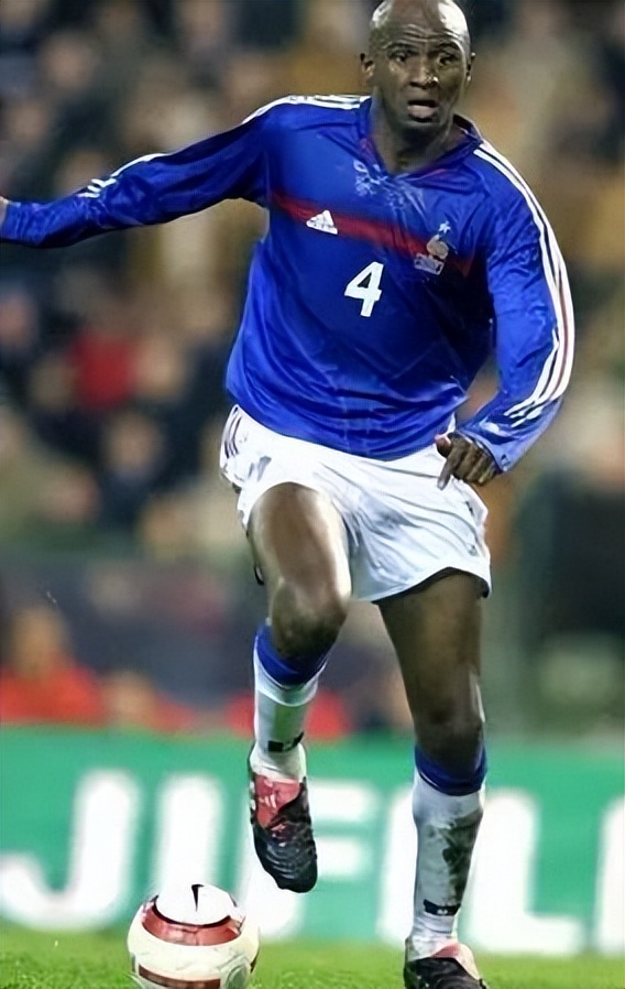 前锋中场后卫门将哪个重要,足球门将后卫中场前锋