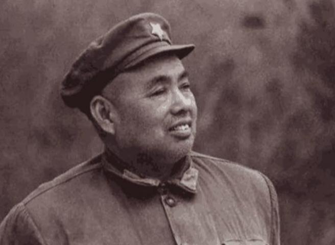 85年*世友许**逝世后，留下罕见照片，将军遗体旁的三个人分别是谁？