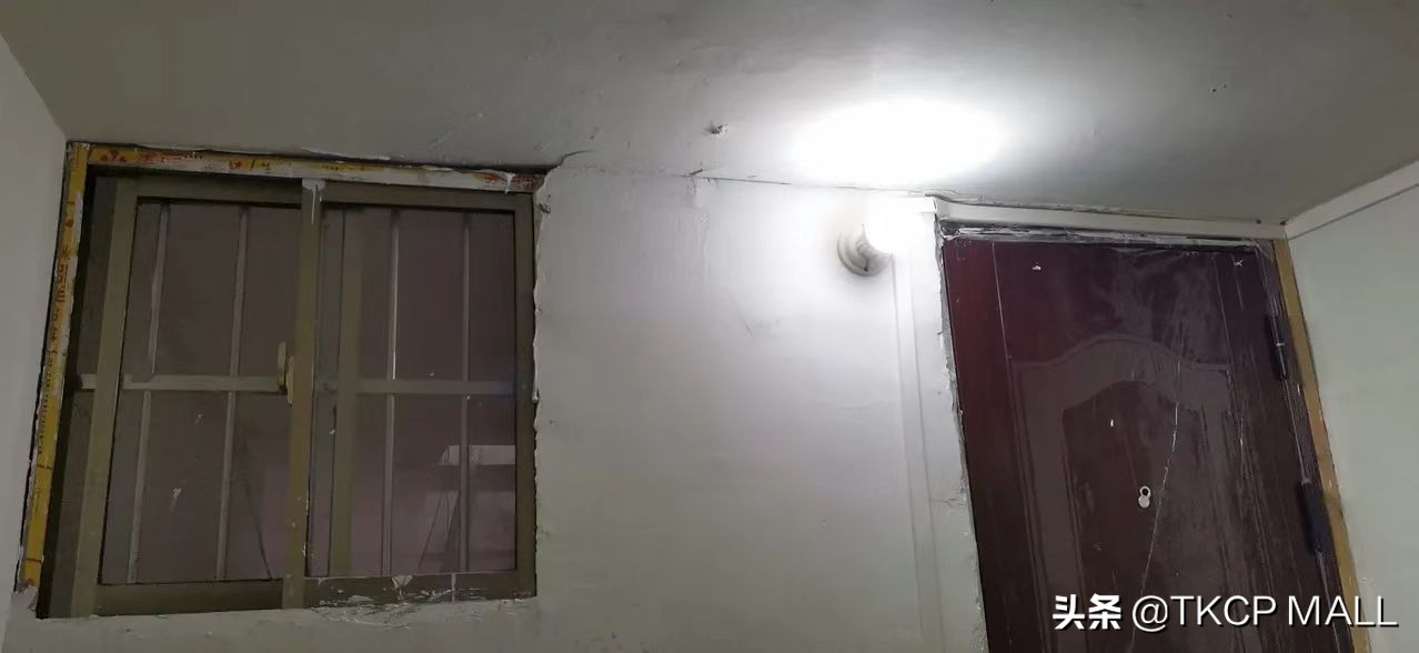 被困上海50天，每天只吃2桶泡面，放言要住桥洞，网友：这是真事