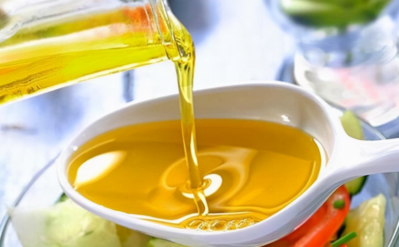 最不健康的油是什么油？大豆油吗？医生提醒：这两种油平时要少吃