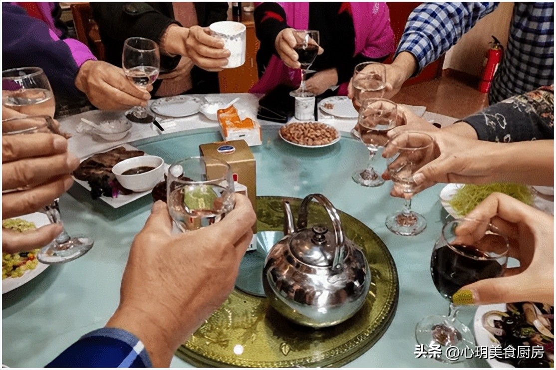 喝完酒口干舌燥喝水不解渴,为什么喝完酒口干舌燥一直喝水