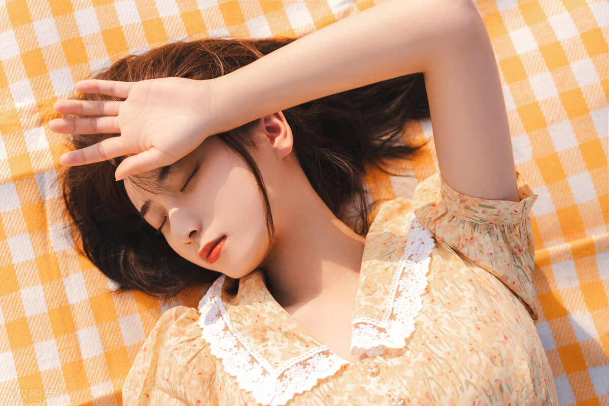 故事：男神请我给女友选礼物，我心酸选完，却收到他的礼物和表白