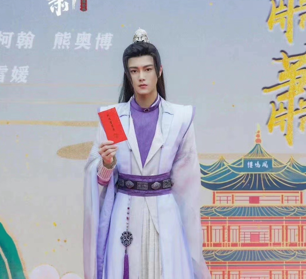 富婆为圆明星梦出资找小鲜肉演情侣？开机时男主一脸“生无可恋”