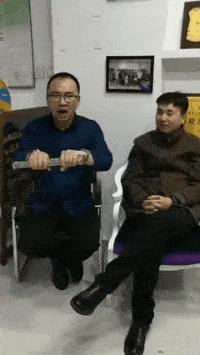 老师上课忘记关投影仪了,女老师上课期间忘记关投影仪