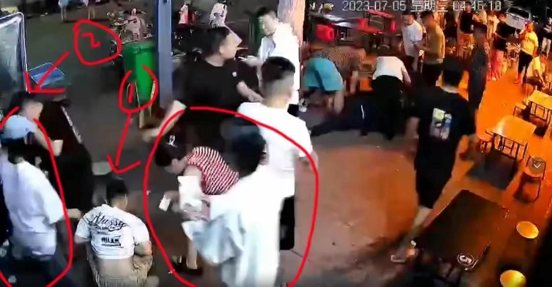 洛阳剪刀刺人事件更多细节，死者是富二代刚结婚，边打边问服了没