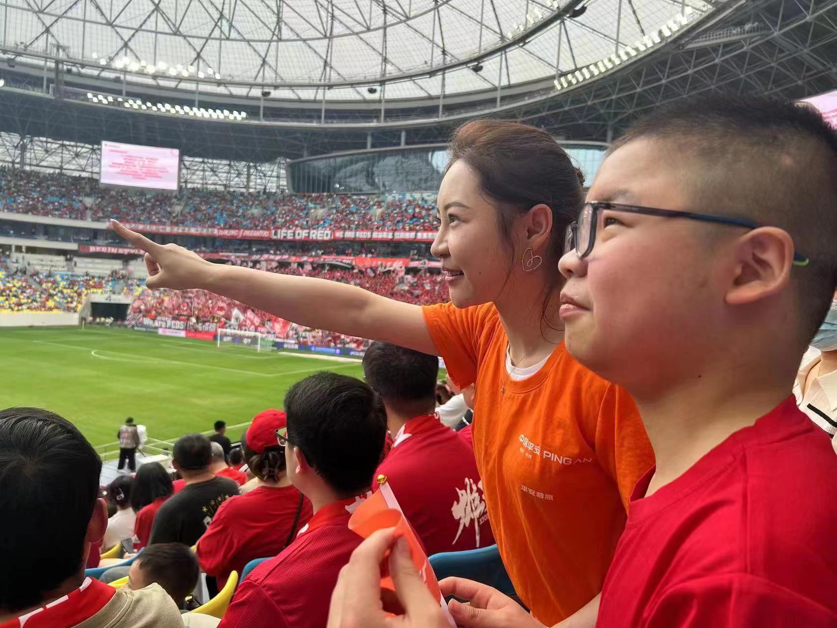 成都市慈善总会：这个“六一”中超球赛超燃爱心企业超暖