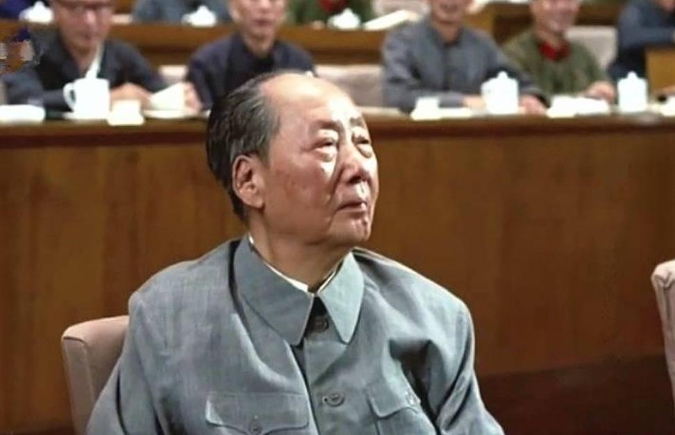 *先念李**抽雪茄，毛主席看到：先念，这么好的烟，咋不早点拿出来呢