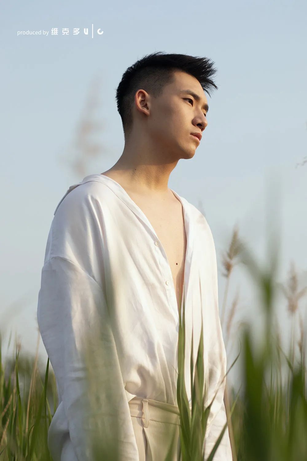 阳刚气十足的正装肌肉帅哥,正装腹肌小哥