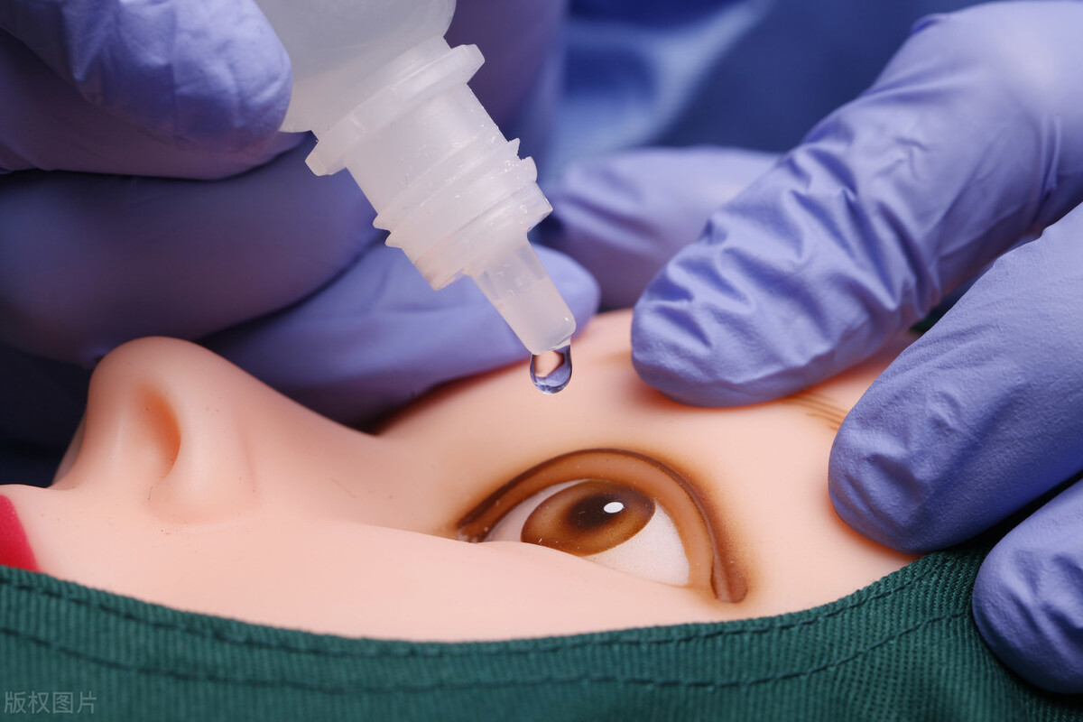 眼睛肿了，还有黄色的液体伴着血液流出来，究竟是怎么回事？