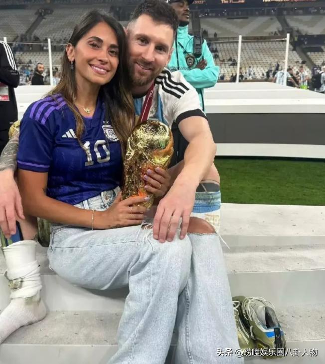 梅西老婆手抓红酒杯跳舞,梅西妻子晒全家庆祝夺冠合照