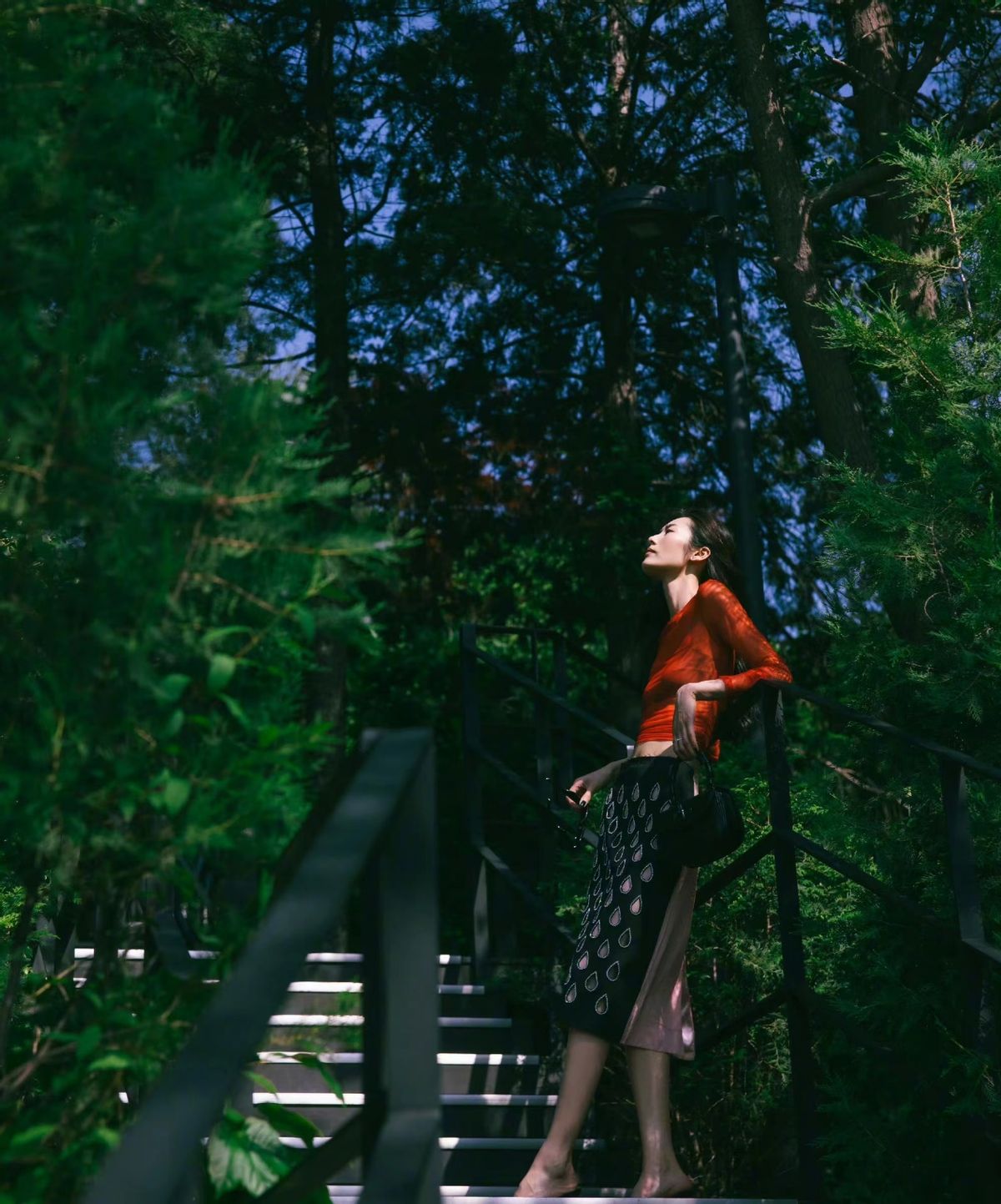 内娱女明星在韩国GUCCI大秀上太牛了！倪妮穿黑色超帅，刘雯更美