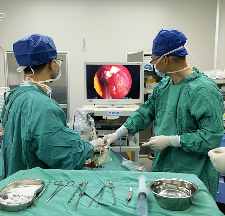 男子被砸脸眼球陷进鼻腔,男子鼻子被手机砸后屏幕却现凹坑