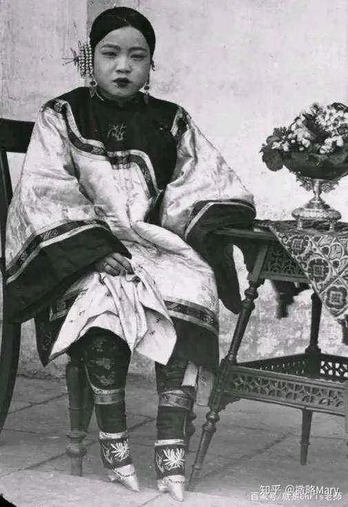 三寸金莲从哪个朝代开始,三寸金莲女鞋