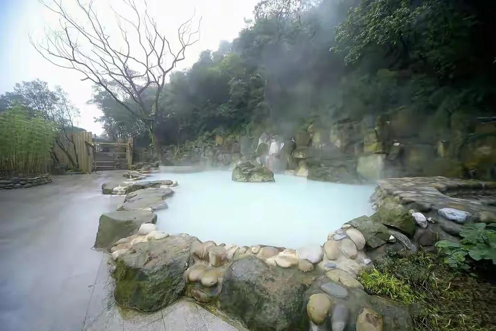 昆明的滇池周边有哪些不错的温泉,昆明温泉酒店吃住一体推荐五华区