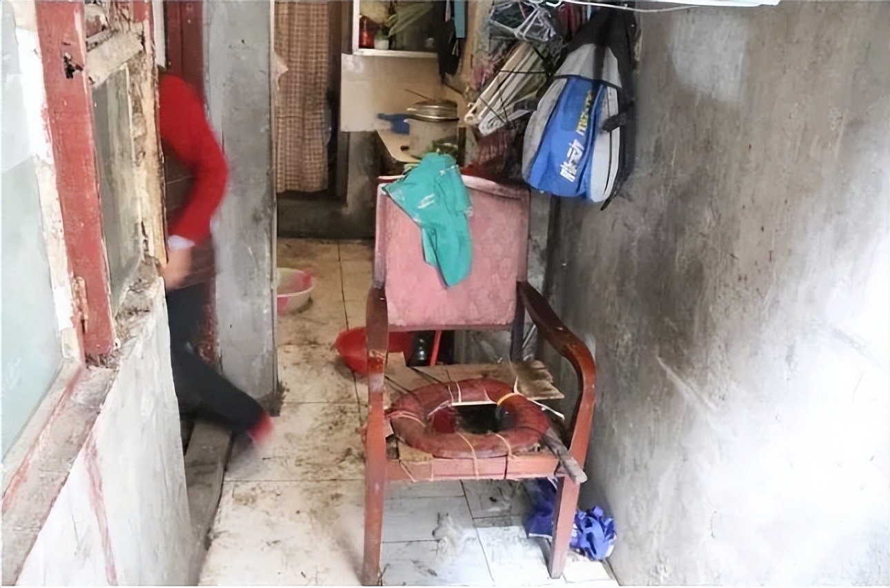 成都口袋婆婆：拾荒20年，养活两个病患，三代人，直言：死不成