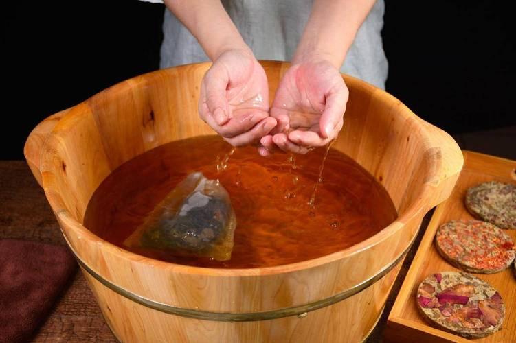 艾叶泡脚一个月会怎么样,艾叶泡脚有什么作用多久能见效