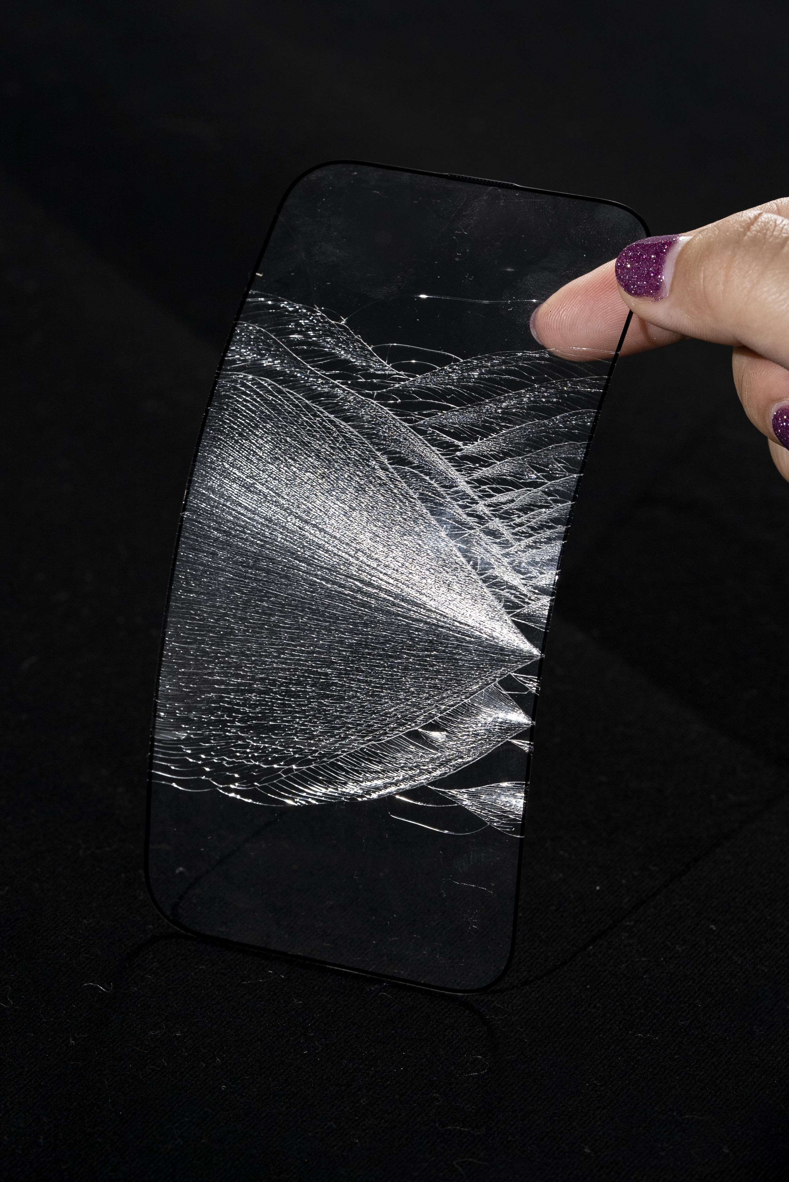 手机应该贴怎样的钢化膜比较好,手机贴钢化膜哪一种好一些