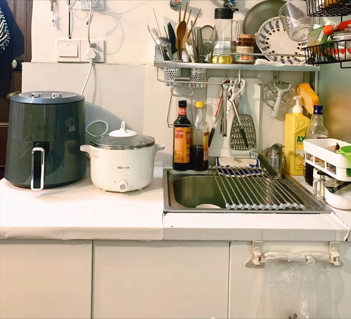 上海独居女生晒真实生活：总共8㎡，洗衣机当桌子，网友：窒息