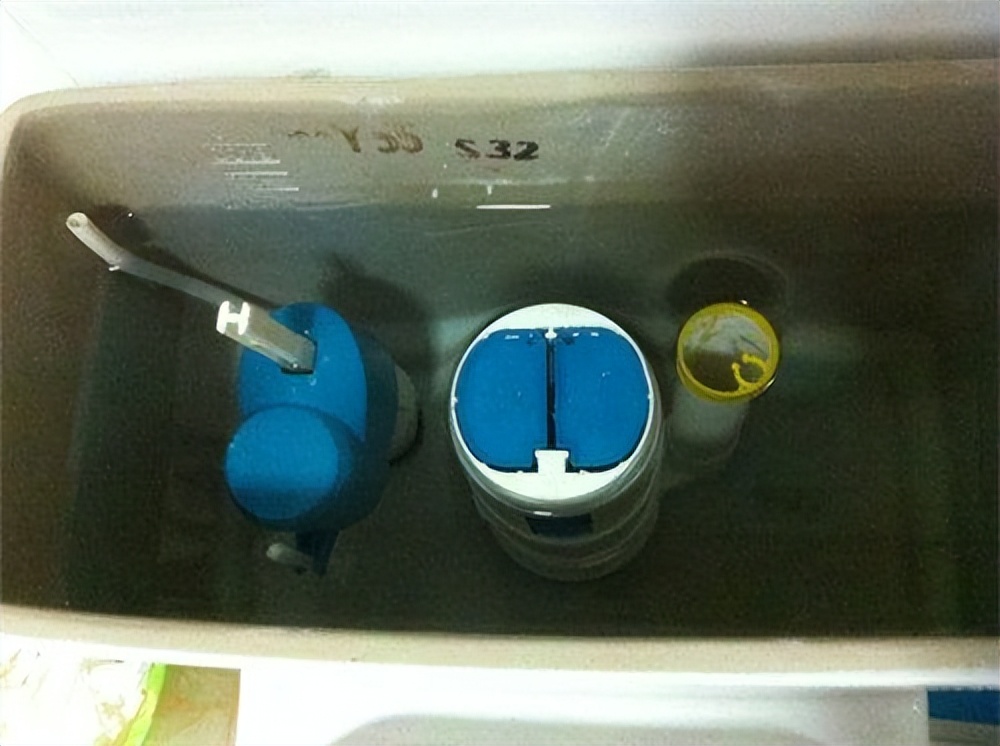 冲马桶时马桶与地面漏水怎么办,马桶底座漏水怎么维修费用高