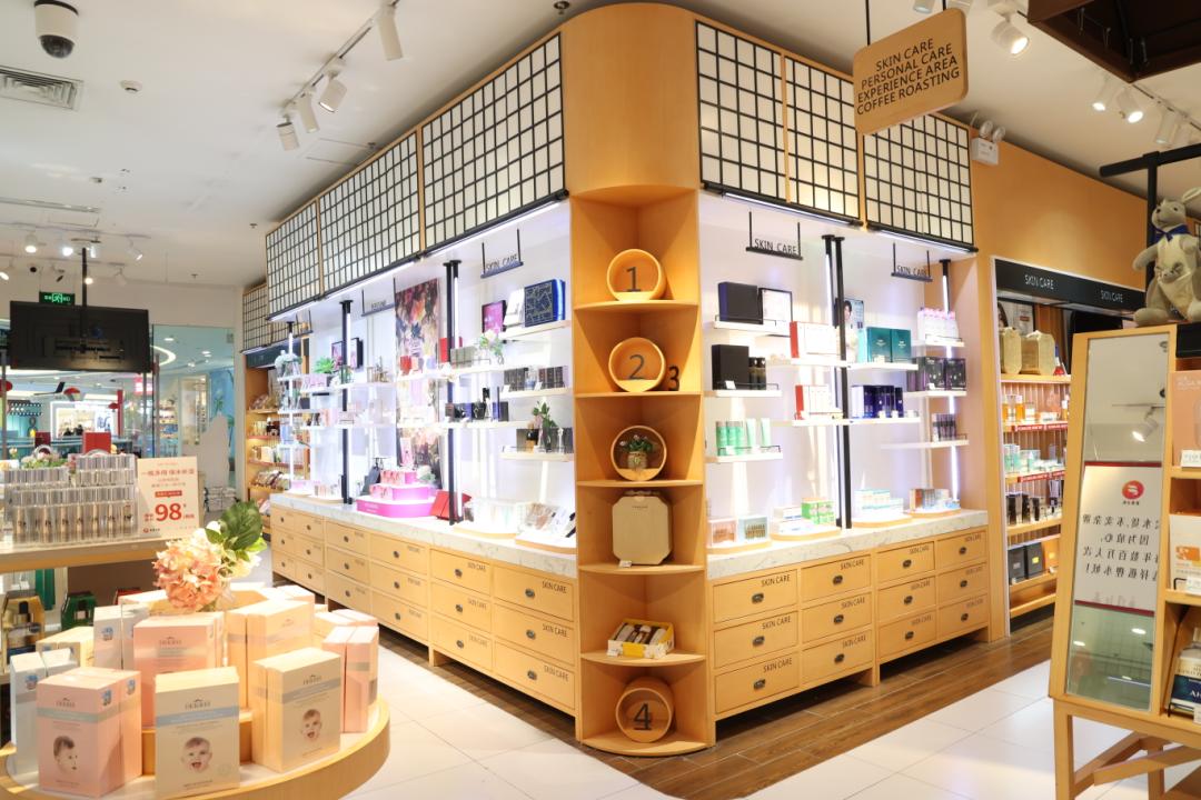 9平米的格子铺，如何“变”出100+美妆连锁店？