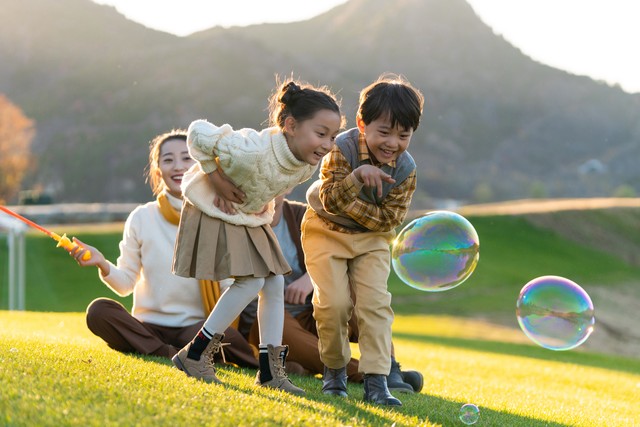 她58岁退休工资8000，外孙说：让我留这儿吧，我很乖，我能带妹妹