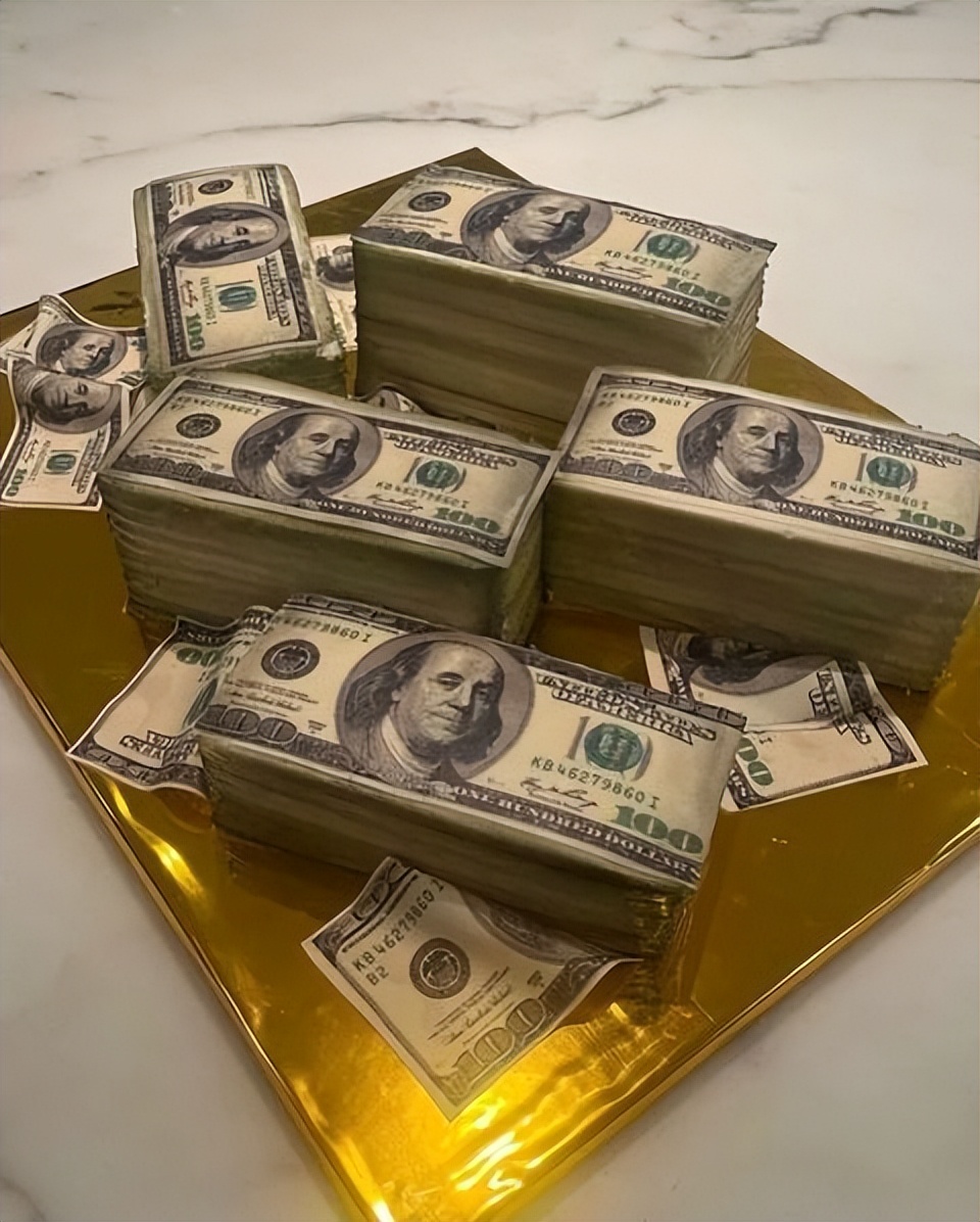 蕾哈娜亮相宣布已怀上二胎,蕾哈娜挺大孕肚海边嬉闹