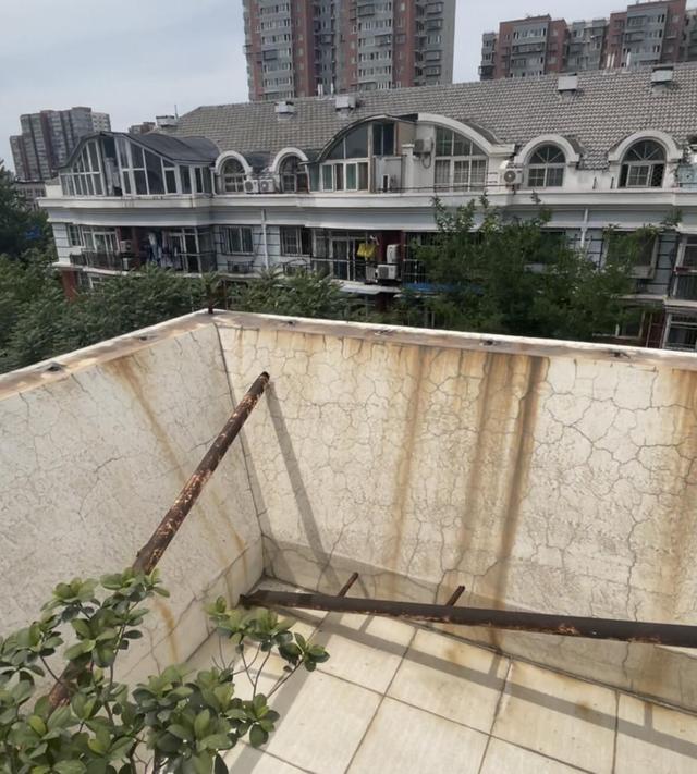 济南修阳台漏水多少钱,阳台落水管漏水怎样修