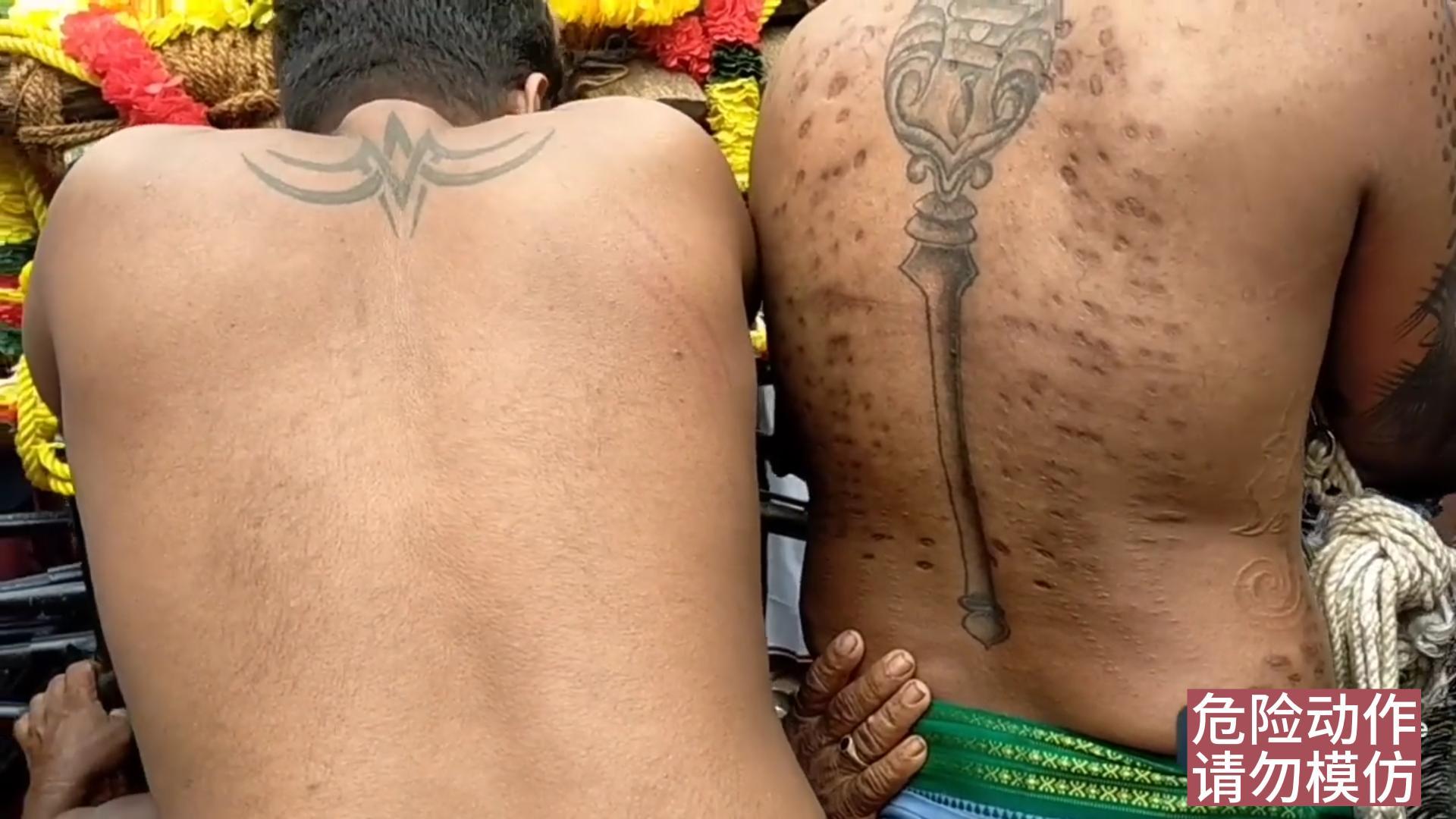 印度奇葩，用钩子穿过男子皮肉不流血，躺在刀上吊起来用绳子抽打