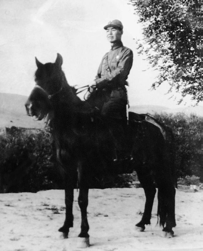 邓宝珊与彭德怀有“两战之结”，毛主席一语化解：打是亲，骂是爱