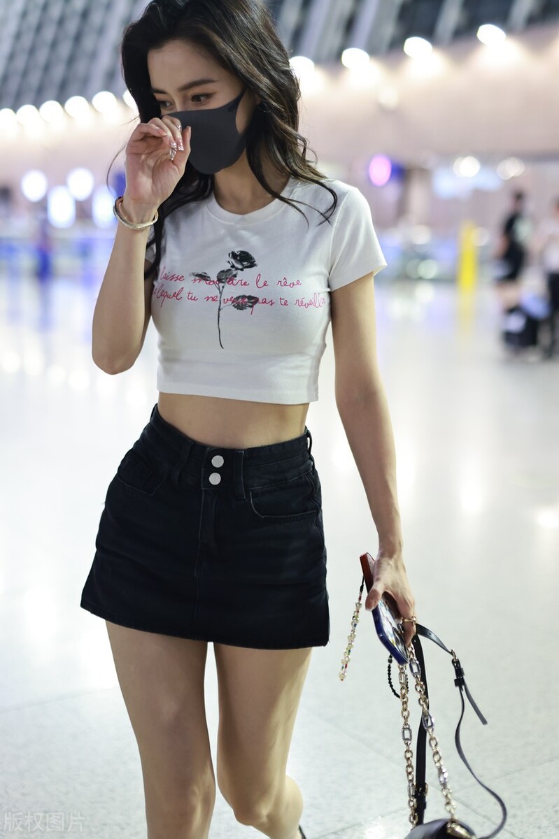 baby罕见穿露脐装上台,baby短裙现身机场