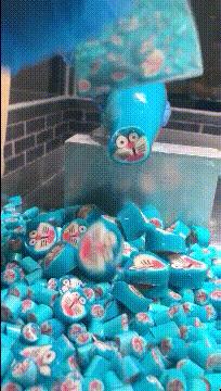 老师上课忘记关投影仪了,女老师上课期间忘记关投影仪