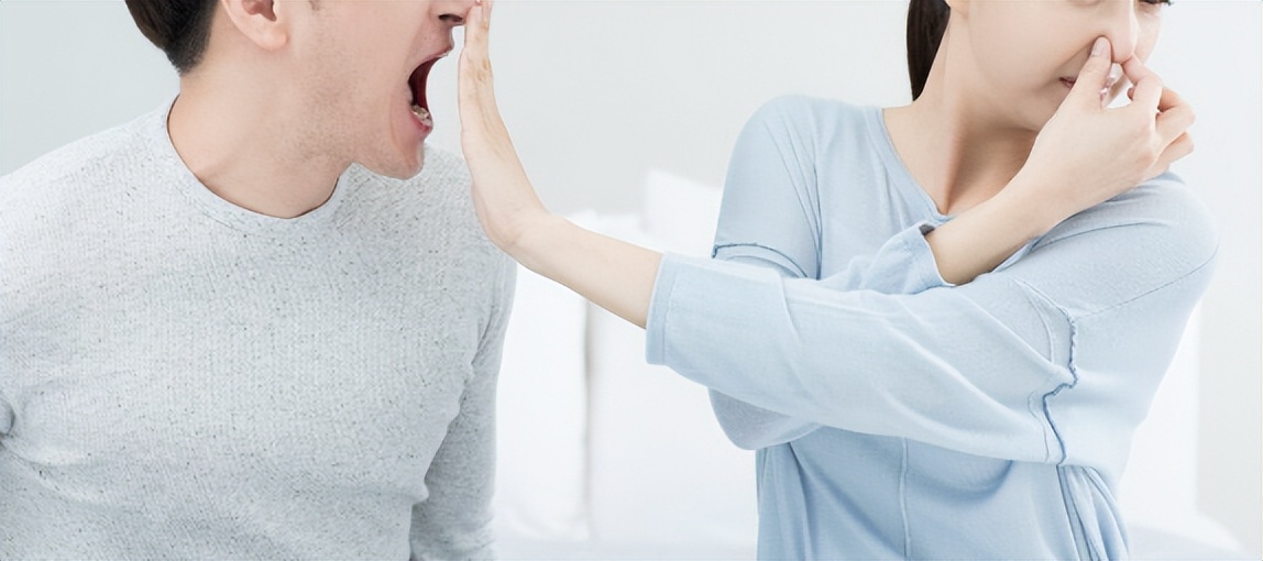 云南男子被妻子按摩到吐血，去医院检查，医生：你脑袋里插了把刀