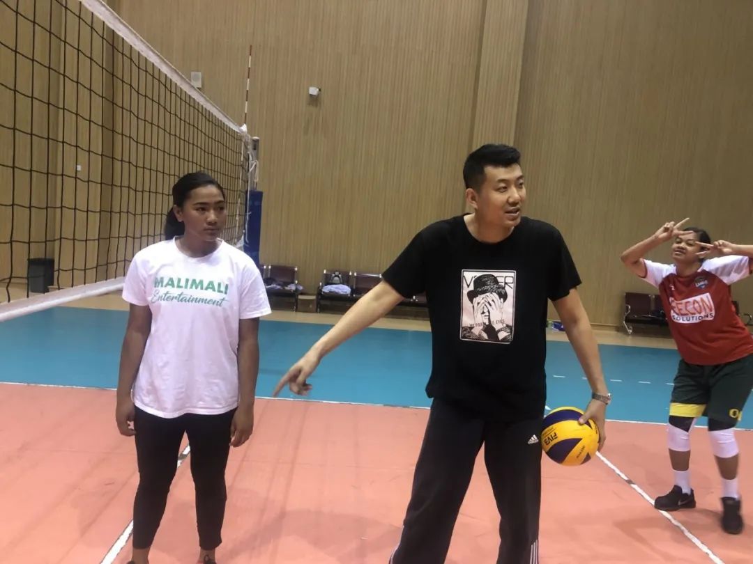 汤加赤膊旗手放弃参赛,汤加再次赤膊参加奥运会