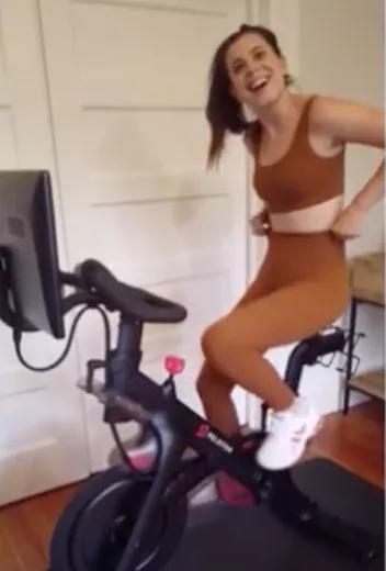 外国妹纸想用一个小发卡，跟别人换一栋房子，最后居然成功了