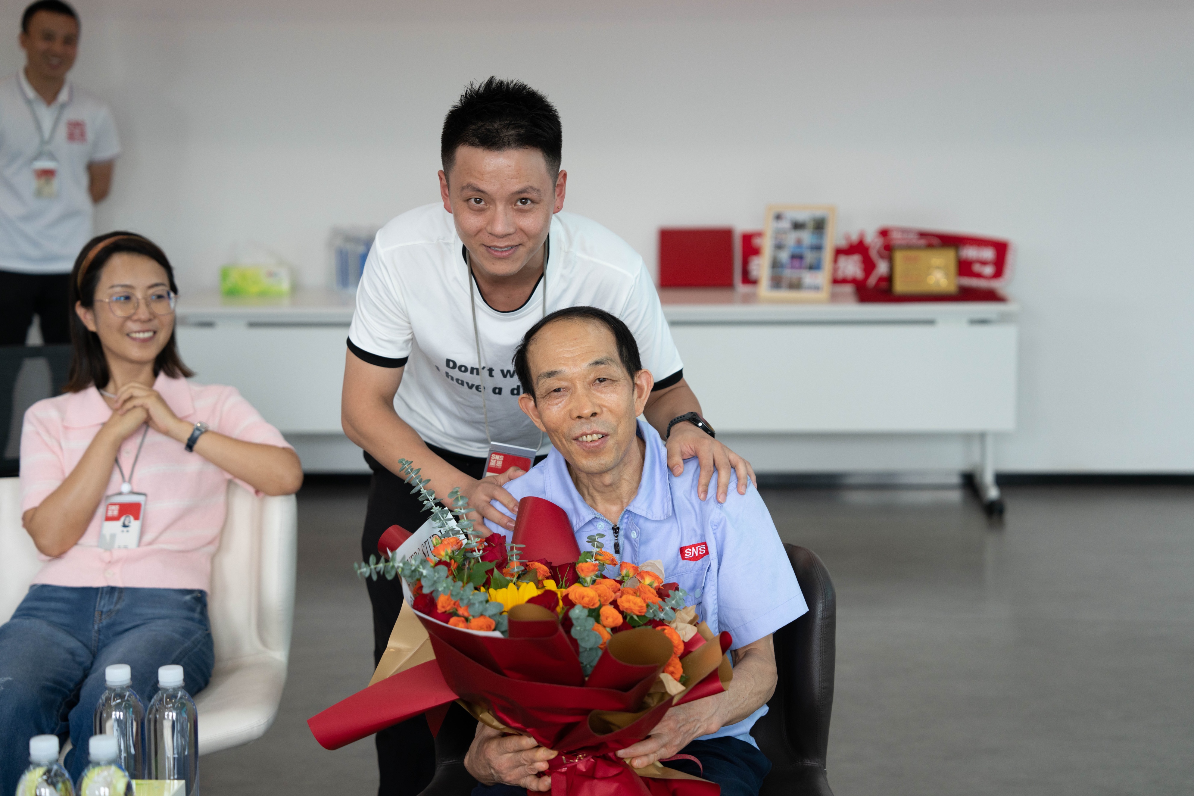 企业老职工退休欢送会,公司员工光荣退休欢送会领导发言