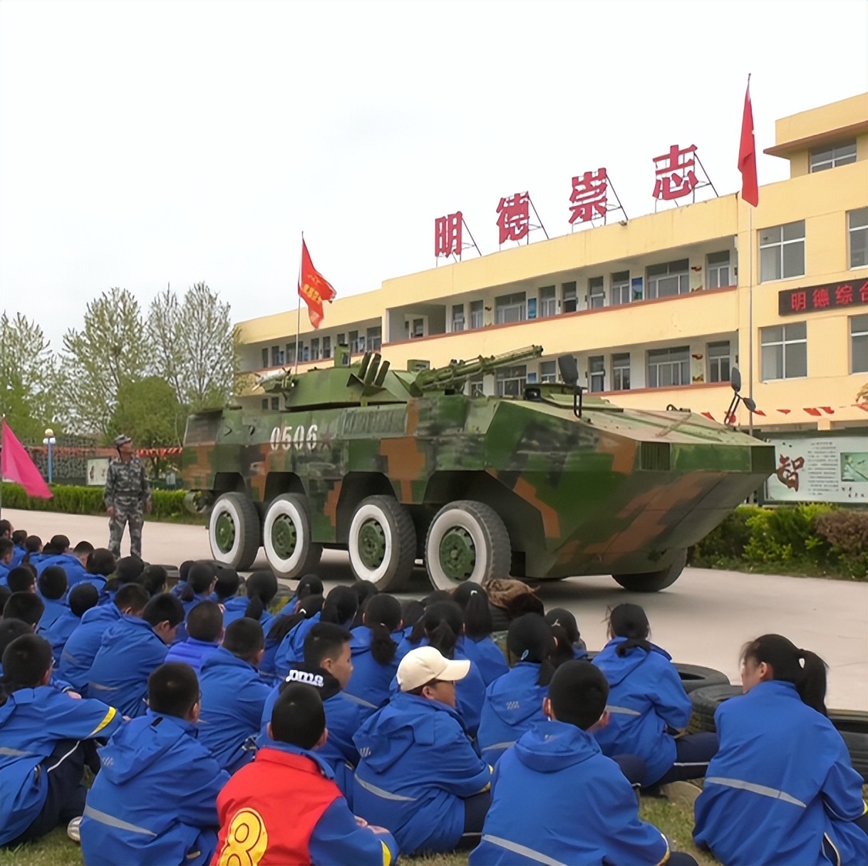 营造浓厚的国防教育氛围,依托红色资源开展学生国防教育