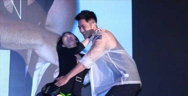 台上生猛，台下很怂：小S和这两个男人的故事，原来这么“悲惨”