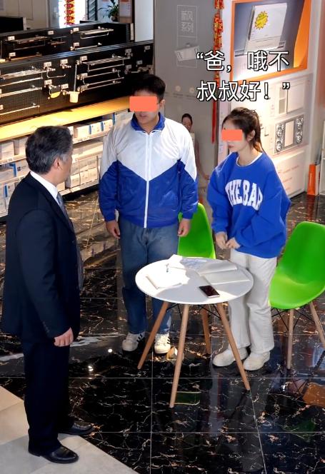 老爸偶遇儿子与女同学在商场学习，女生直接喊爸，老爸买奶茶回赠