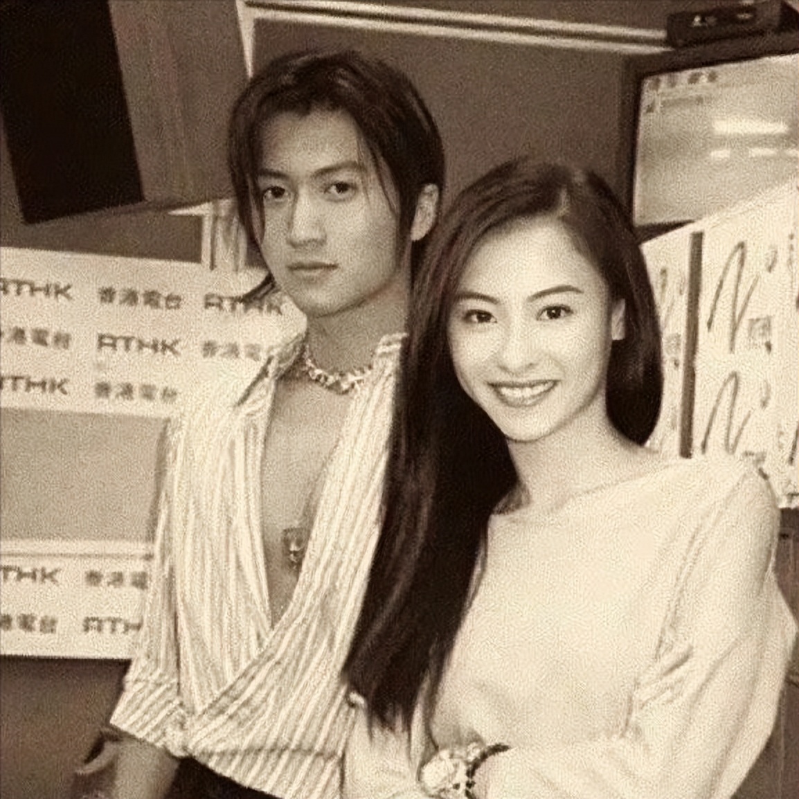 王菲牵手谢霆锋，张柏芝泪目送祝福，到底谁才是真爱