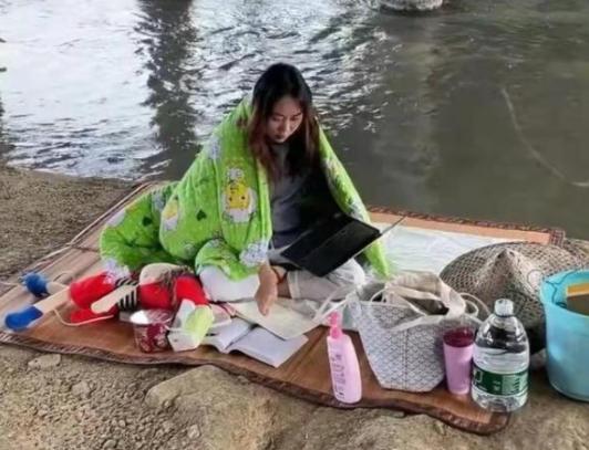 女大学生创业失败住桥底，冻得瑟瑟发抖不忘学习，被质疑“摆拍”