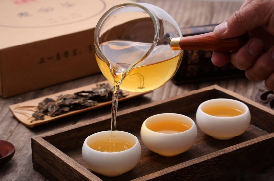 同样是花茶区别在哪里,同样品质的茶红茶贵还是绿茶贵